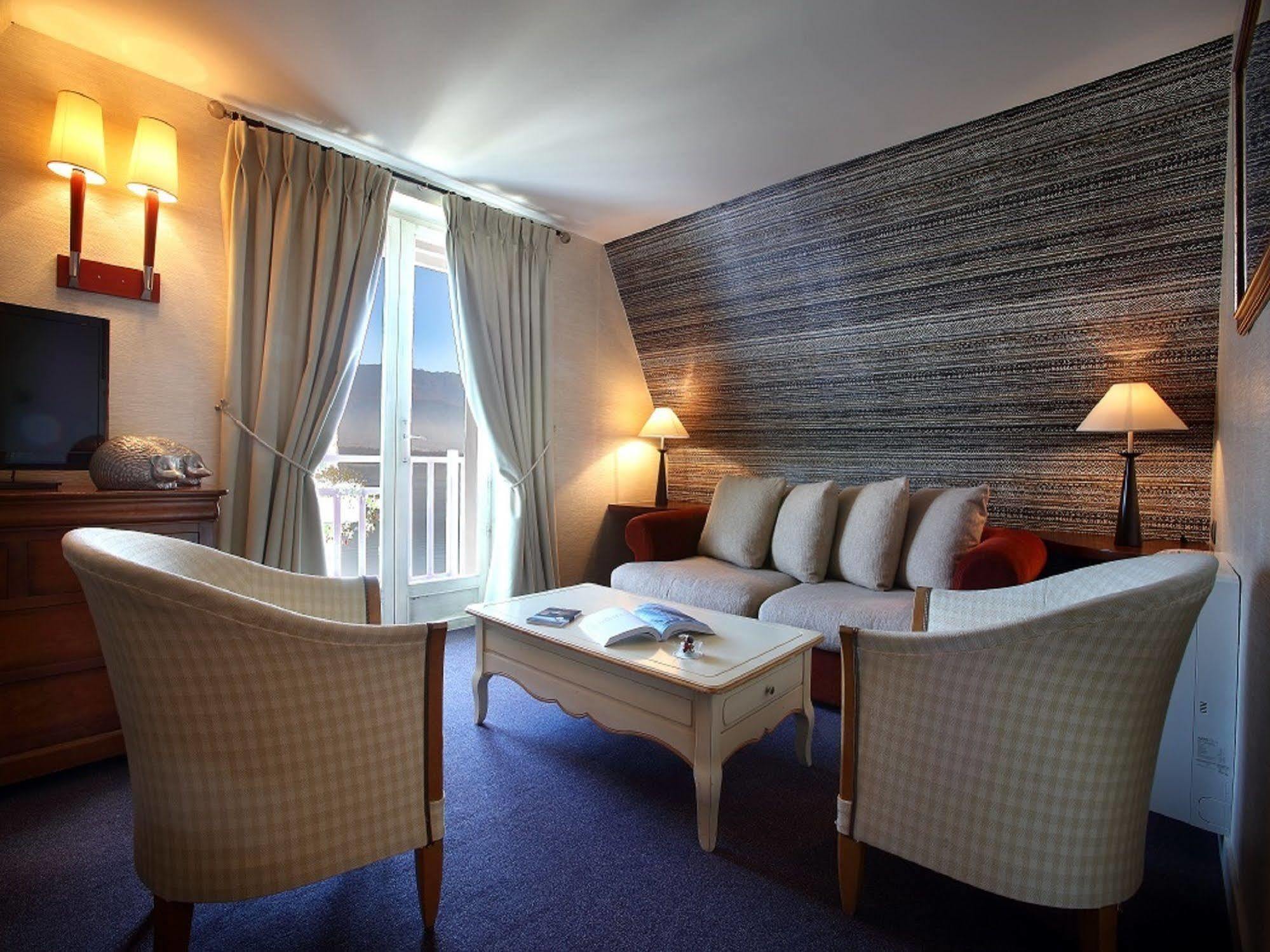 לה בורגט-דו-לה Hotel Ombremont Jean-Pierre Jacob מראה חיצוני תמונה